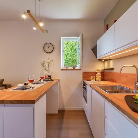 Πανσιόν Apartment Na Broju3 3*